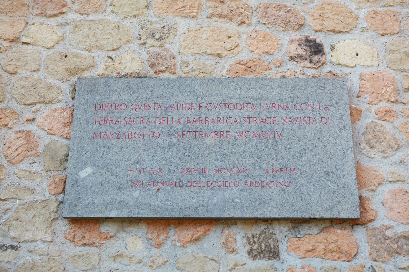 Urna funeraria della terra di Marzabotto, simbolo di memoria storica e di lutto per le vittime.