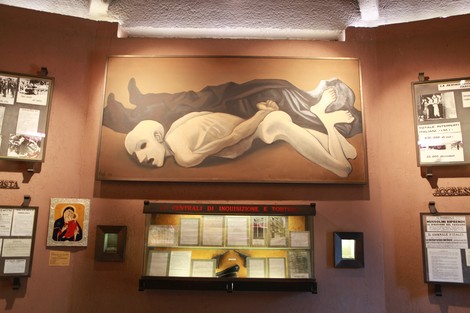Mausoleo delle Fosse Ardeatine, lapidi commemorative e opere d’arte per ricordare le vittime.