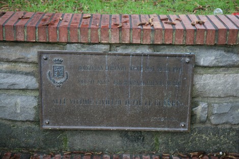 Monumento dedicato alle vittime civili, ubicato in un'area commemorativa.
