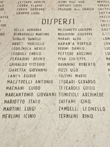 Lapide commemorativa con nomi di caduti e dispersi della guerra 1940-45.