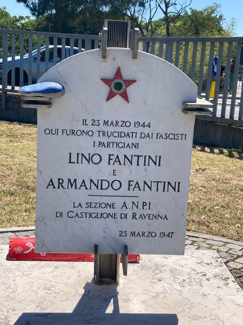 Lapide commemorativa dedicata ai fantini Lino e Armando Fantini, con simboli e date storiche.