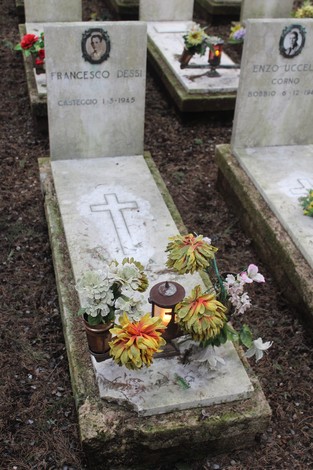 Tombe con fiori e candele in memoria dei caduti per la Libertà, ambiente tranquillo e rispettoso.