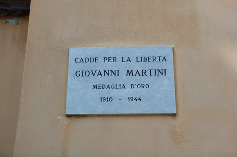 Lapide commemorativa dedicata a Giovanni Martini, medaglia d'oro, 1910-1944.