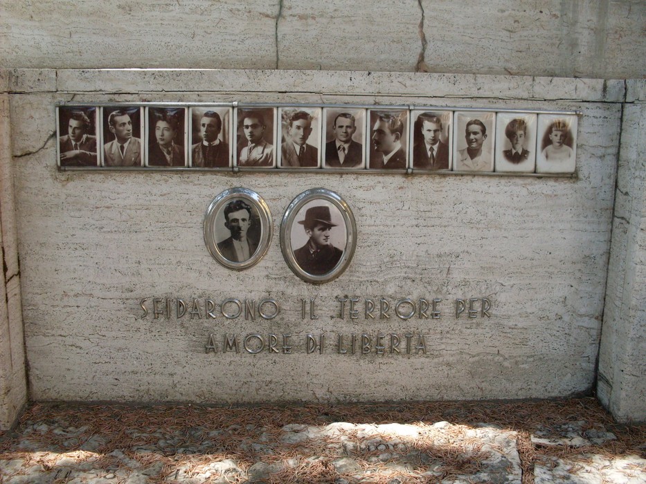 Monumento commemorativo ai Caduti per la Libertà, con ritratti e dedica di onore ai sacrifici della guerra.