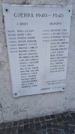 Monumento commemorativo con lapidi dedicate ai Caduti della Guerra 1940-1945, situato in un ambiente urbano.