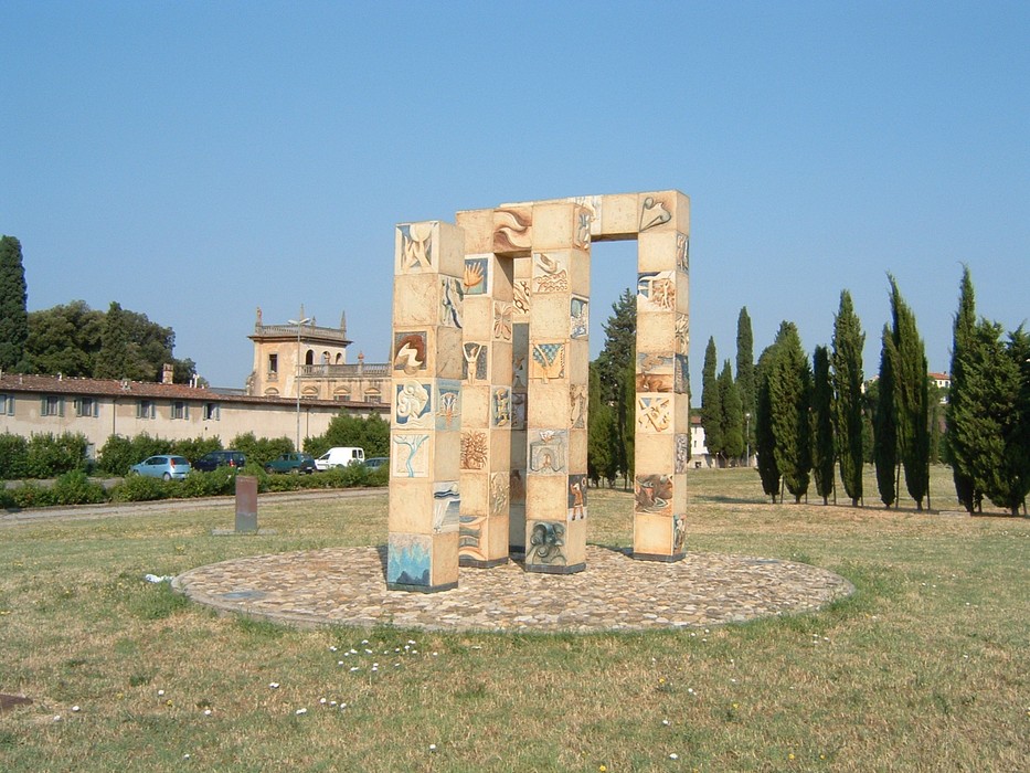 Monumento situato nei Giardini Corsi Salviati, caratterizzato da un'architettura artistica con decorazioni.