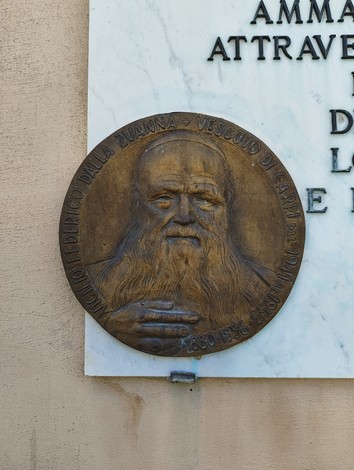 Lapide commemorativa con rilievo di Federico Dalla Zuanna, Vescovo di Cagliari, in memoria degli ostaggi liberati.
