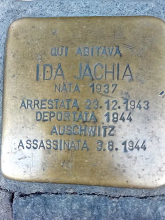 Pietra d'inciampo in ottone incastonata nel selciato, con iscrizione dedicata a Ida Jachia.