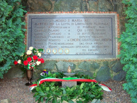 Lapide commemorativa dedicata ai martiri della Liberazione, con nomi e simboli di onore e resistenza.