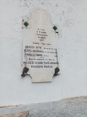 Lapide commemorativa ai caduti di guerra, con nomi incisi in memoria di coloro che hanno sacrificato la vita.