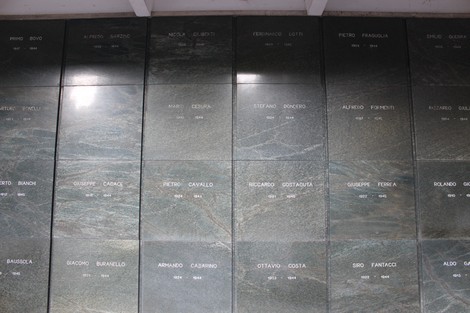 Sacrario dei Partigiani di Sampierdarena con lapidi commemorative dei caduti. Atmosfera di memoria e rispetto.