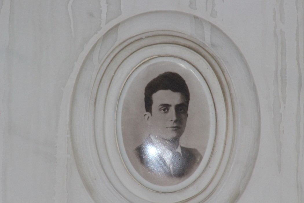 Ritratto di un partigiano incastonato in un memoriale, simbolo di resilienza e memoria storica.