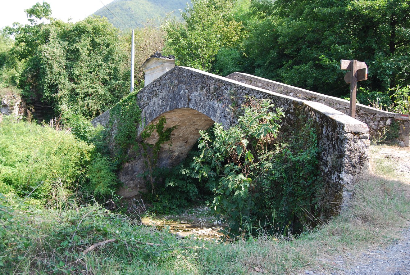 Tabernacolo a Don Ianni, antico ponte immerso nella natura, circondato da verde e storia.