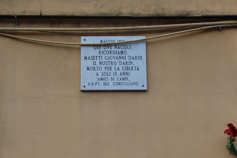 Lapide commemorativa dedicata a Masetti Giovanni Dario, onorato per il suo sacrificio per la libertà.