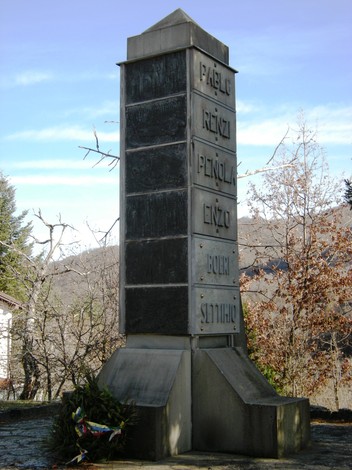 Monumento commemorativo del Comando unico della Resistenza parmense, situato in un'area naturale.
