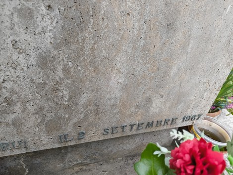 Monumento in marmo dedicato ai partigiani uccisi, con fiori e decorazioni, situato a San Ruffillo.