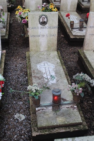Tombe perpetue dei caduti per la Libertà, con fiori, candele e monumenti commemorativi.