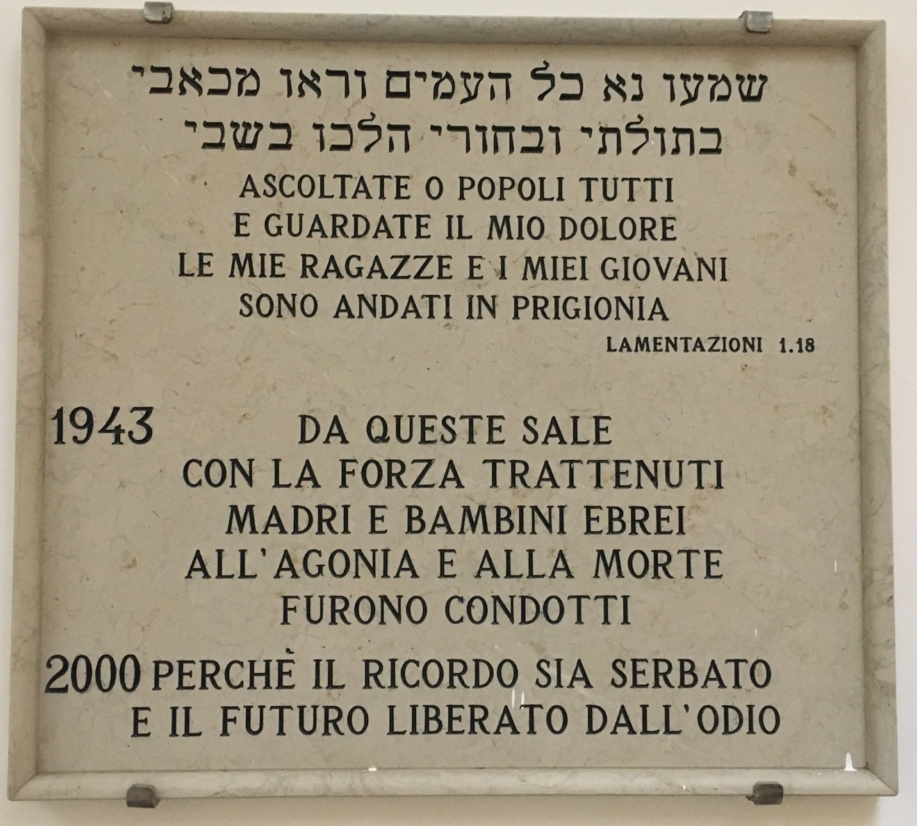 Lapide commemorativa nel luogo di detenzione dei perseguitati ebrei, simbolo di memoria e riflessione.