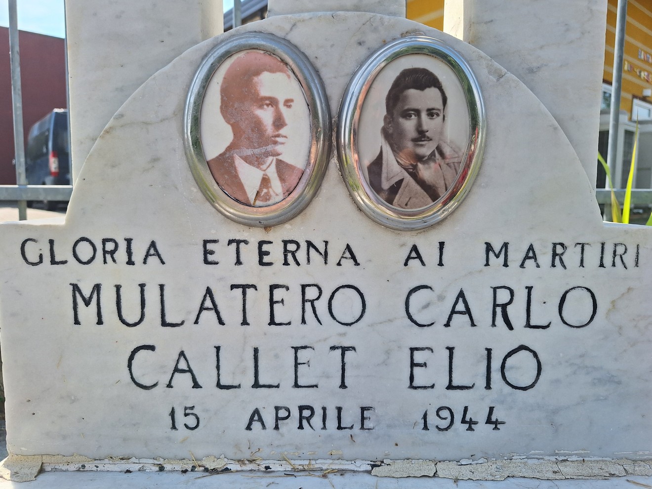 Cippo commemorativo con fotografie di Mulatero Carlo e Callet Elio, dedicato ai martiri del 15 aprile 1944.
