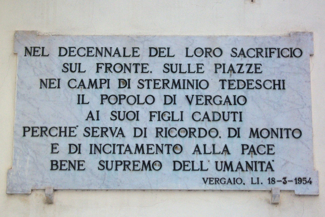 Lapide di Vergaio dedicata ai caduti nel sacrificio per la pace durante la guerra.