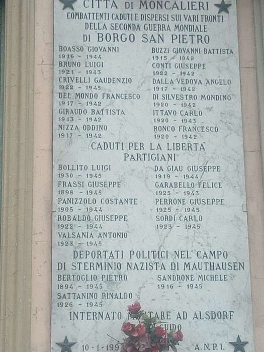 Lapide commemorativa ai caduti di Borgo San Pietro, con nomi di combattenti e vittime della Seconda Guerra Mondiale.