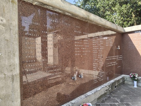Sacrario dei Caduti di Gaggio con monumento commemorativo e nomi incisi su pareti di pietra.