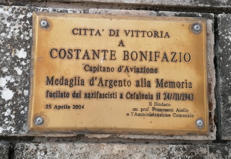 Lapidi commemorative in Piazza del Popolo, dedicata a Costante Bonifazio, medaglia d'argento, fucilato nel 1943.