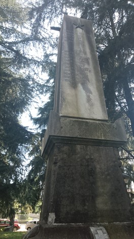 Monumento ai caduti, eretto in memoria dei soldati, circondato da alberi e in un contesto tranquillo.