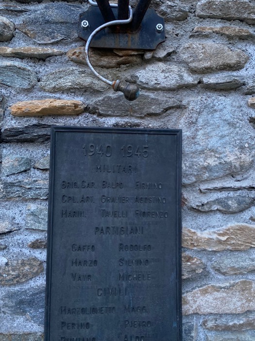 Monumento ai caduti di Venaus, dedicato ai militari e partigiani del periodo 1940-1945.