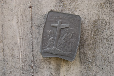 Monumento commemorativo nel Parco della Resistenza di Caniparola, simbolo di memoria storica e di rispetto.