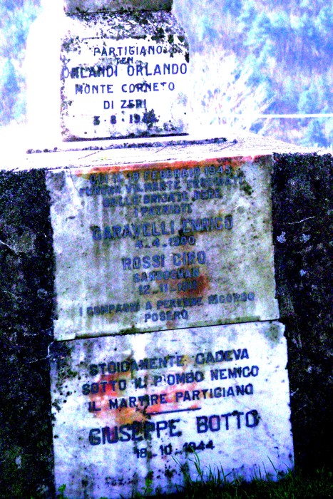 Cippo commemorativo dedicato a Garavelli, Rossi e altri partigiani caduti in guerra.