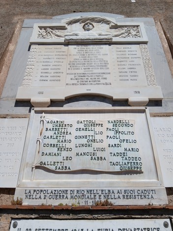 Lapidi commemorative ai caduti di Rio nell'Elba, in memoria della Prima Guerra Mondiale e della Resistenza.