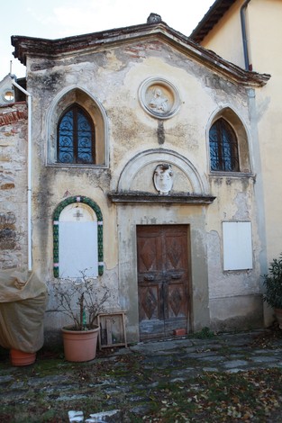 Lapide ai caduti di Santa Lucia, adorna una facciata di un edificio storico in condizioni di abbandono.