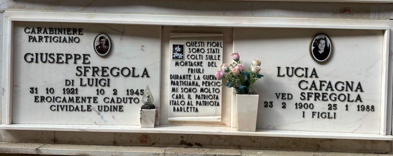 Sepolcro di Sfregola, con epigrafi commemorative dedicate a Giuseppe e Lucia, decorato con fiori e immagini.
