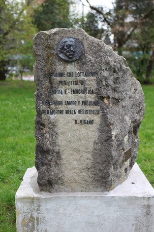 Monumento alle donne nella Resistenza, dedicato al loro coraggio e impegno per la libertà.