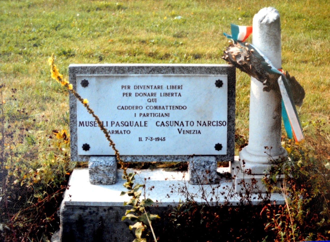 Cippo commemorativo dedicato ai partigiani caduti per la libertà, situato a Casonato e Muselli.