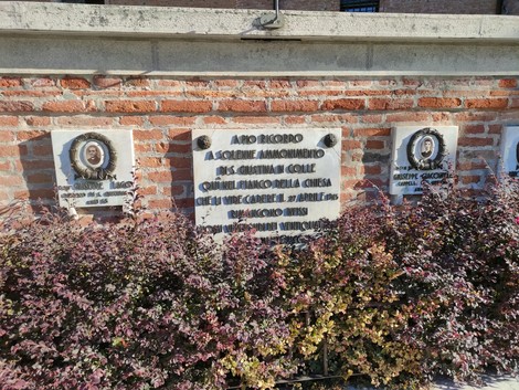 Monumento in memoria delle vittime dell'eccidio di Santa Giustina in Colle, con decorazioni commemorative.