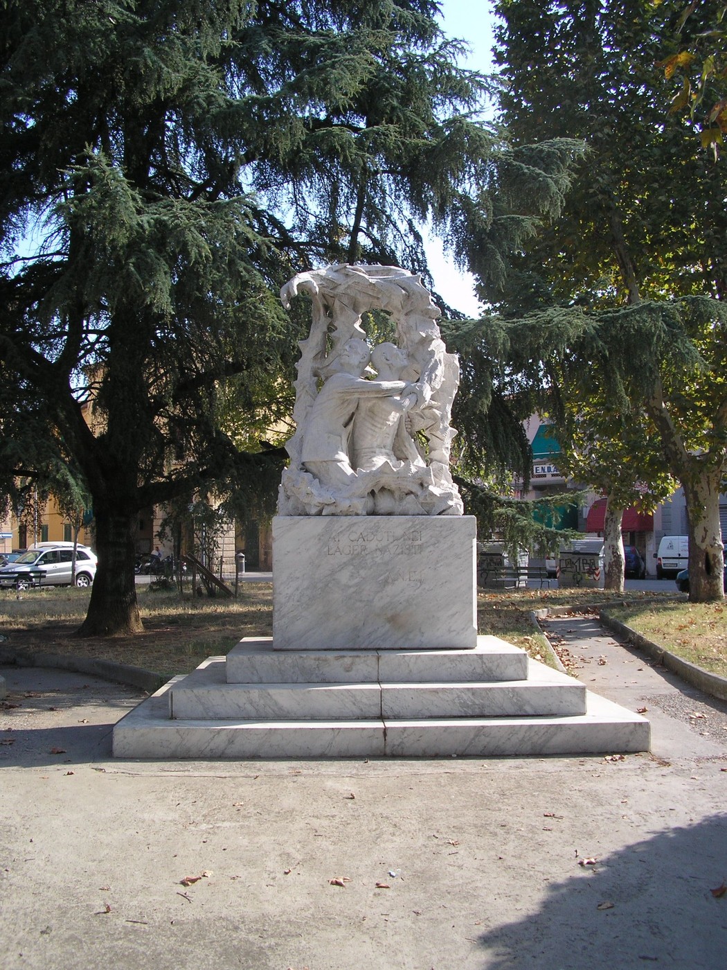 Monumento in marmo dedicato ai caduti nei lager, simbolo di memoria e rispetto per le vittime.