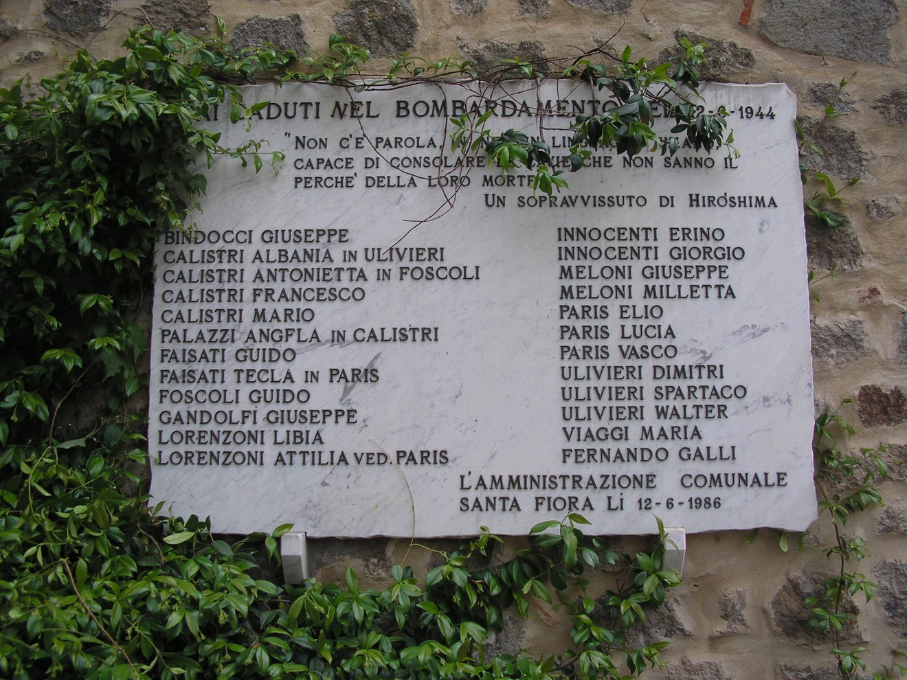 Lapide commemorativa delle vittime del bombardamento, testimonianza storica e simbolo di memoria collettiva.