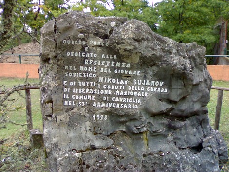 Cippo commemorativo dedicato alla Resistenza, con il nome di Nikolay Bujanov e il 33° anniversario della liberazione.