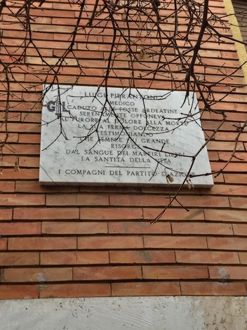 Lapidi commemorative dedicate a Zicconi e Pierantoni, poste su una parete in mattoni.