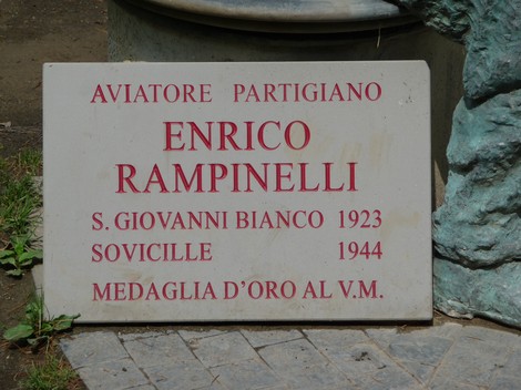 Monumento commemorativo a Enrico Rampinelli, aviatorie partigiano, con iscrizioni e dettagli significativi.