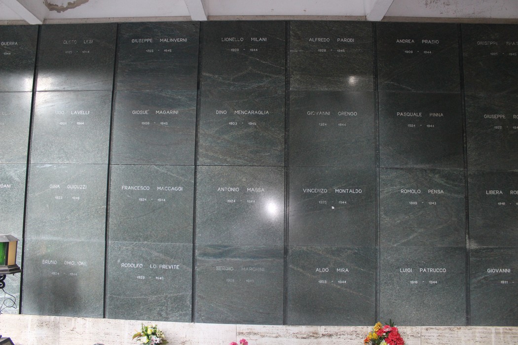 Sacrario dei Partigiani di Sampierdarena con lastre memoriali e fiori in omaggio ai caduti della Resistenza.