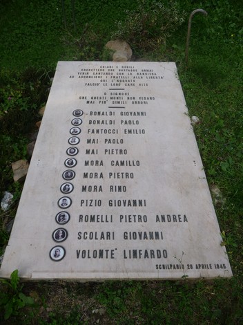 Monumento ai Dodici Caduti, dedicato ai soldati, con nomi incisi sulla pietra in memoria dei caduti.