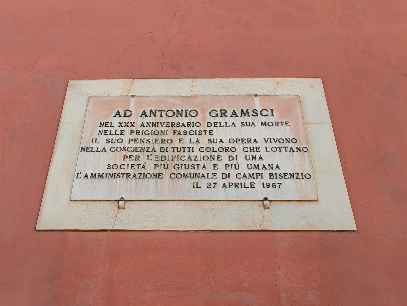 Lapide commemorativa ad Antonio Gramsci, dedicata nel 1967 per il trentennale dalla sua morte.