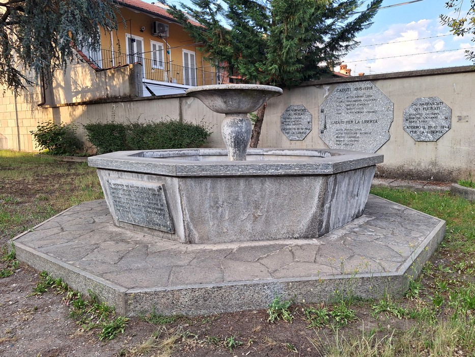 Fontana all'Eccidio di Arè, Comune di Caluso (TO), foto 2