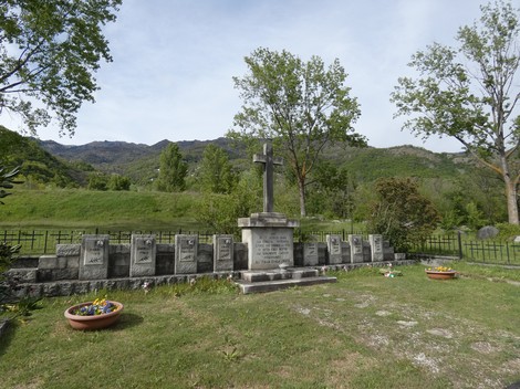 Monumento commemorativo dedicato ai martiri del Gravio, immerso nella natura e circondato da stele memoriali.