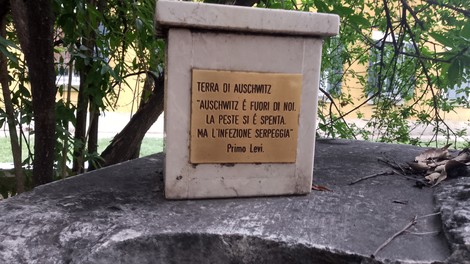 Cippo commemorativo dedicato ai colognesi deportati, con un messaggio di riflessione su Auschwitz.