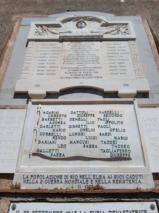 Lapidi commemorative ai caduti di Rio nell'Elba, in memoria della Prima Guerra Mondiale e della Resistenza.