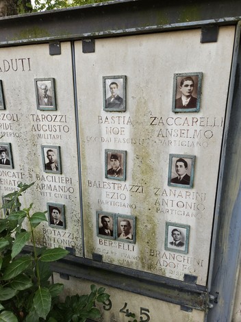 Lapidi commemorative di caduti della seconda guerra mondiale, con fotografie e nomi di militari e partigiani.